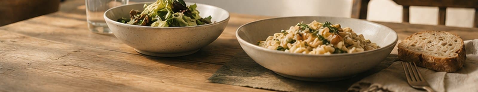 Due piatti semplici su un tavolo, immagine della varietà che compone un’alimentazione nel tempo.