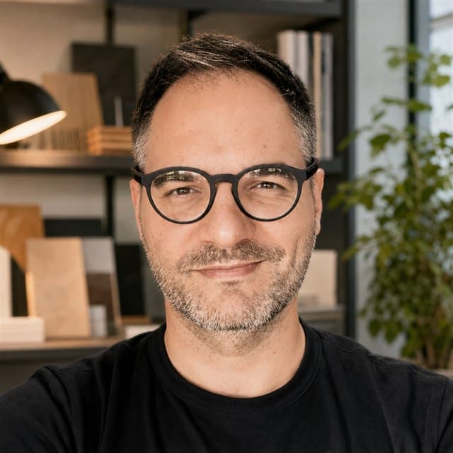 Luca Borro nel suo studio