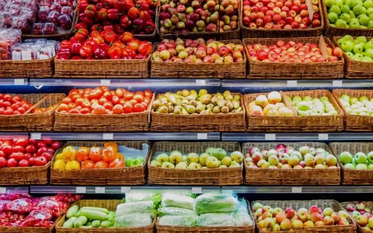 Ecco come gli ambienti influenzano il modo in cui mangiamo. Le 5 caratteristiche degli ambienti da considerare.