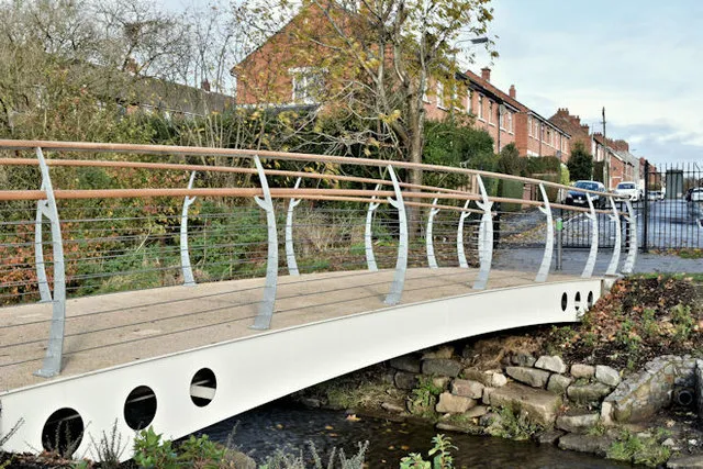 Ponte pedonale. Credits: https://healthyurbanism.net/connswater-community-greenway/