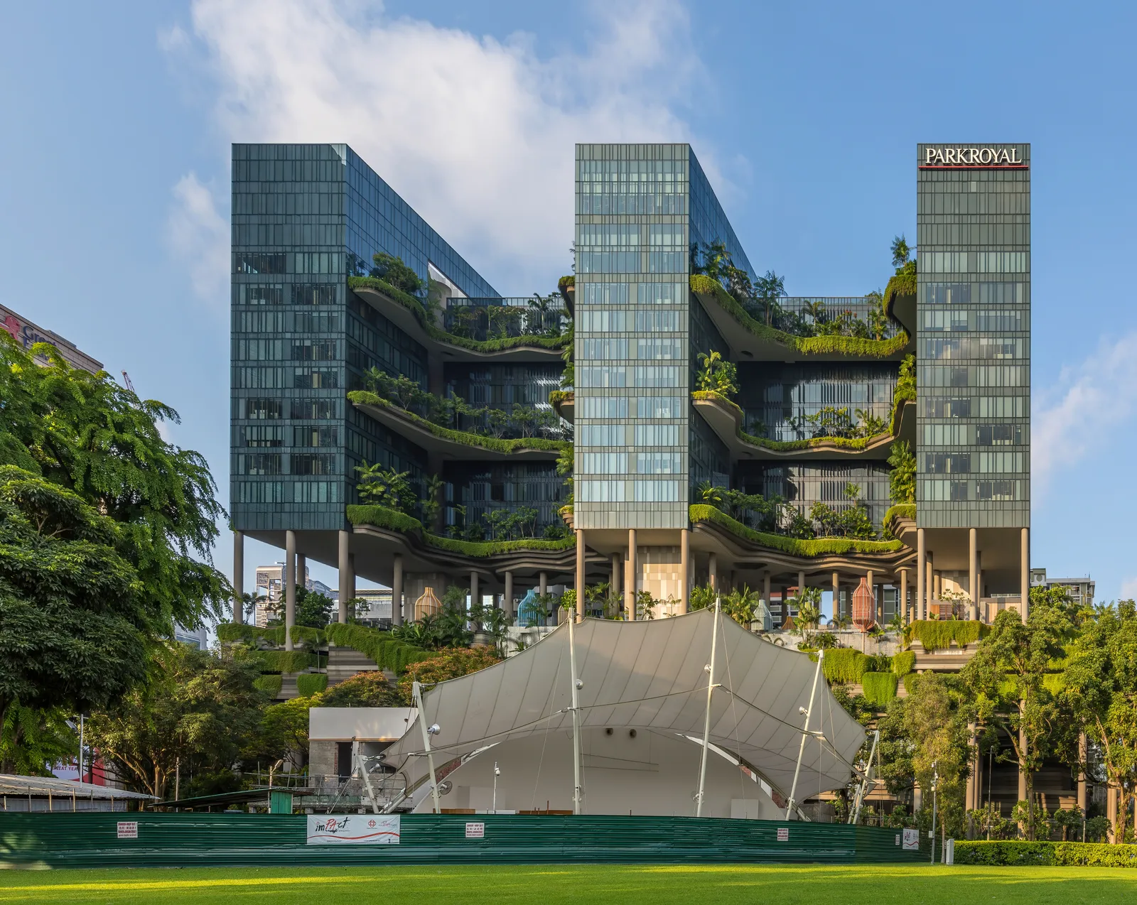 Ecco l'edificio più "biofilico" al mondo: 15.000 metri quadrati di giardini pensili e cascate d'acqua.