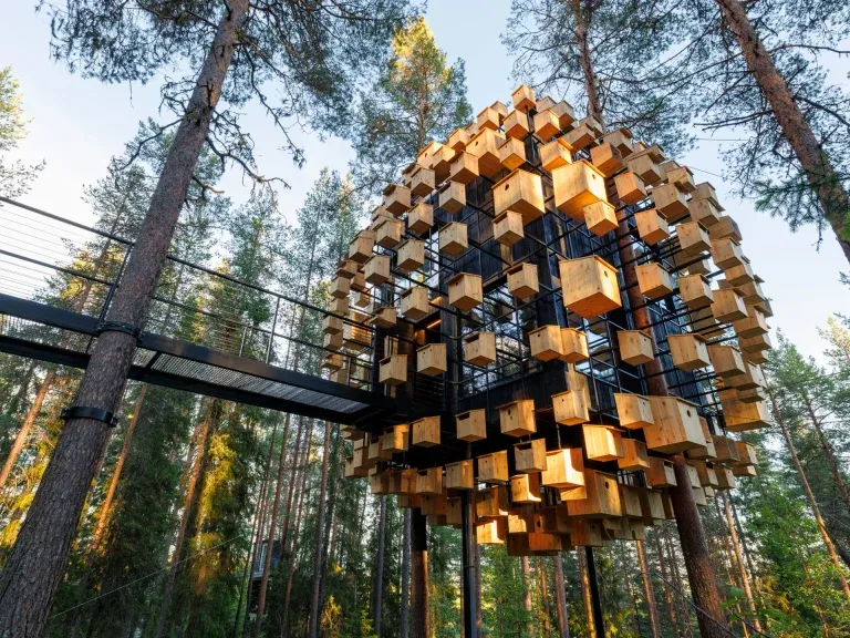 Perchè ci sentiamo più sicuri in alcuni ambienti e meno in altri? E' la "Prospettiva Rifugio": 3 esempi di Architetture basate su questo concetto.